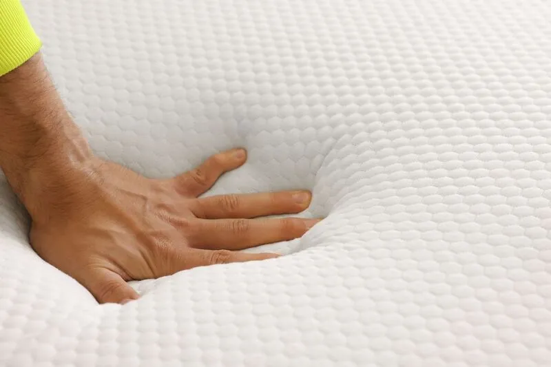 matelas-memoire-de-forme-qui-se-creuse