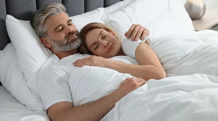 couple-dormir-matelas-memoire-de-forme