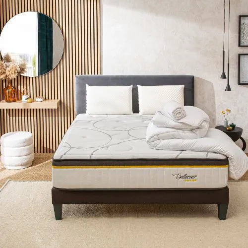 Ensemble-matelas-sommier-oreillers-et-couette-dans-une-chambre