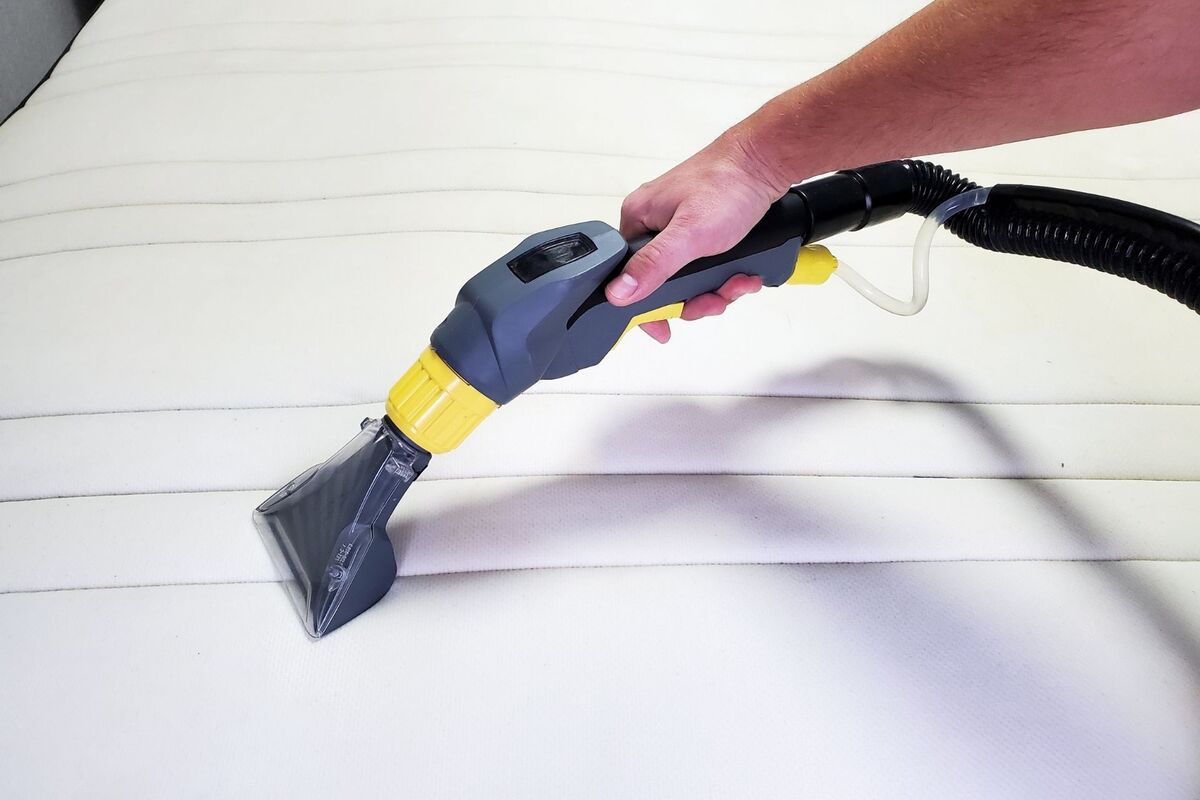 Comment désinfecter un matelas ? Méthodes naturelles et chimiques