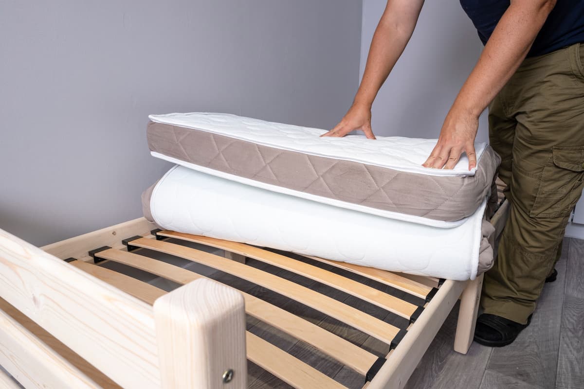Comment plier un matelas ? Conseils & précautions