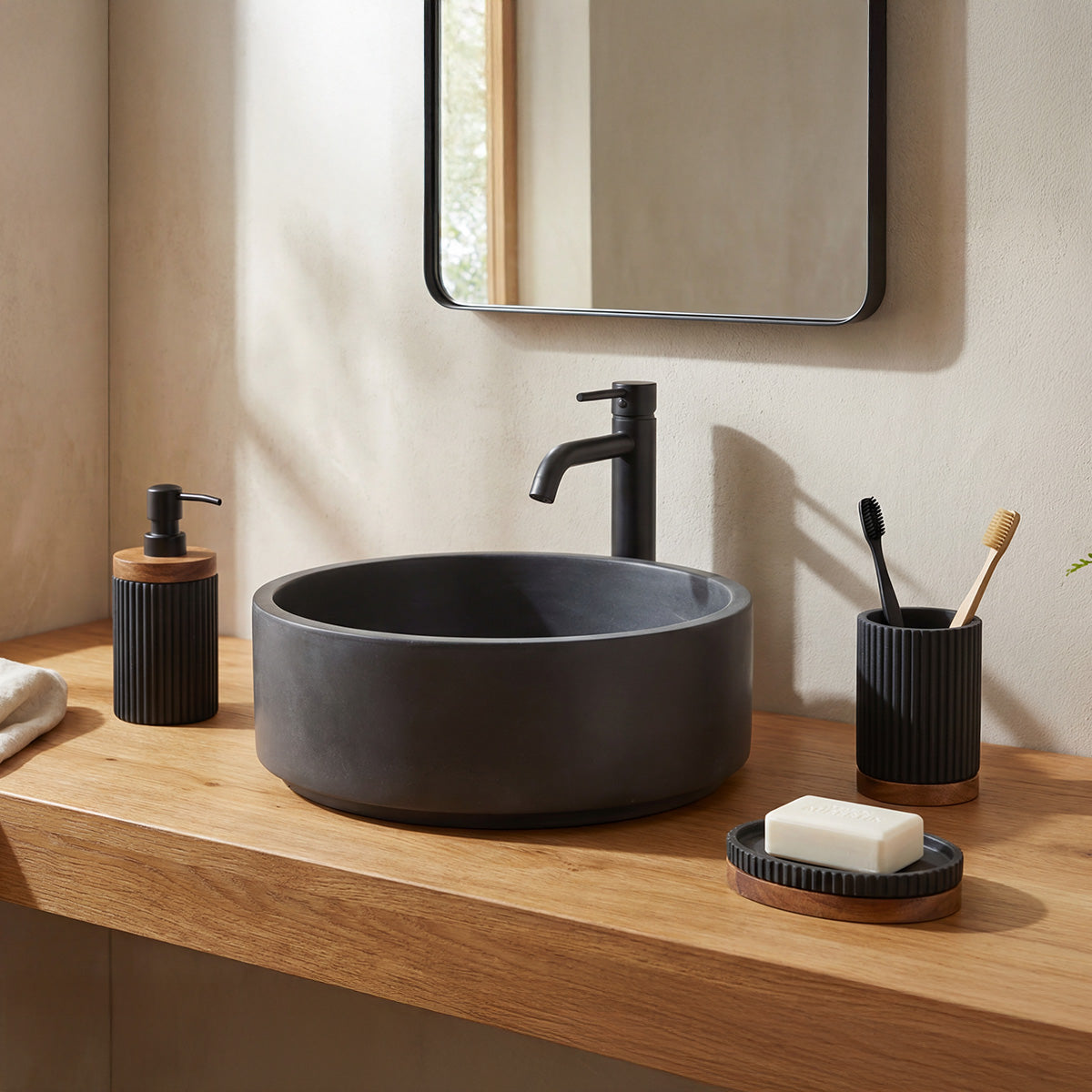 set-salle-de-bain-resine-noire-et-bois-lago