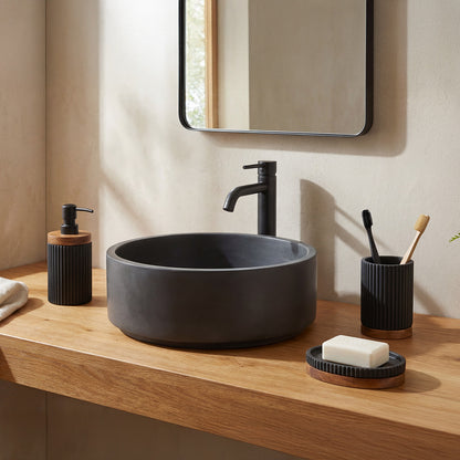 set-salle-de-bain-resine-noire-et-bois-lago