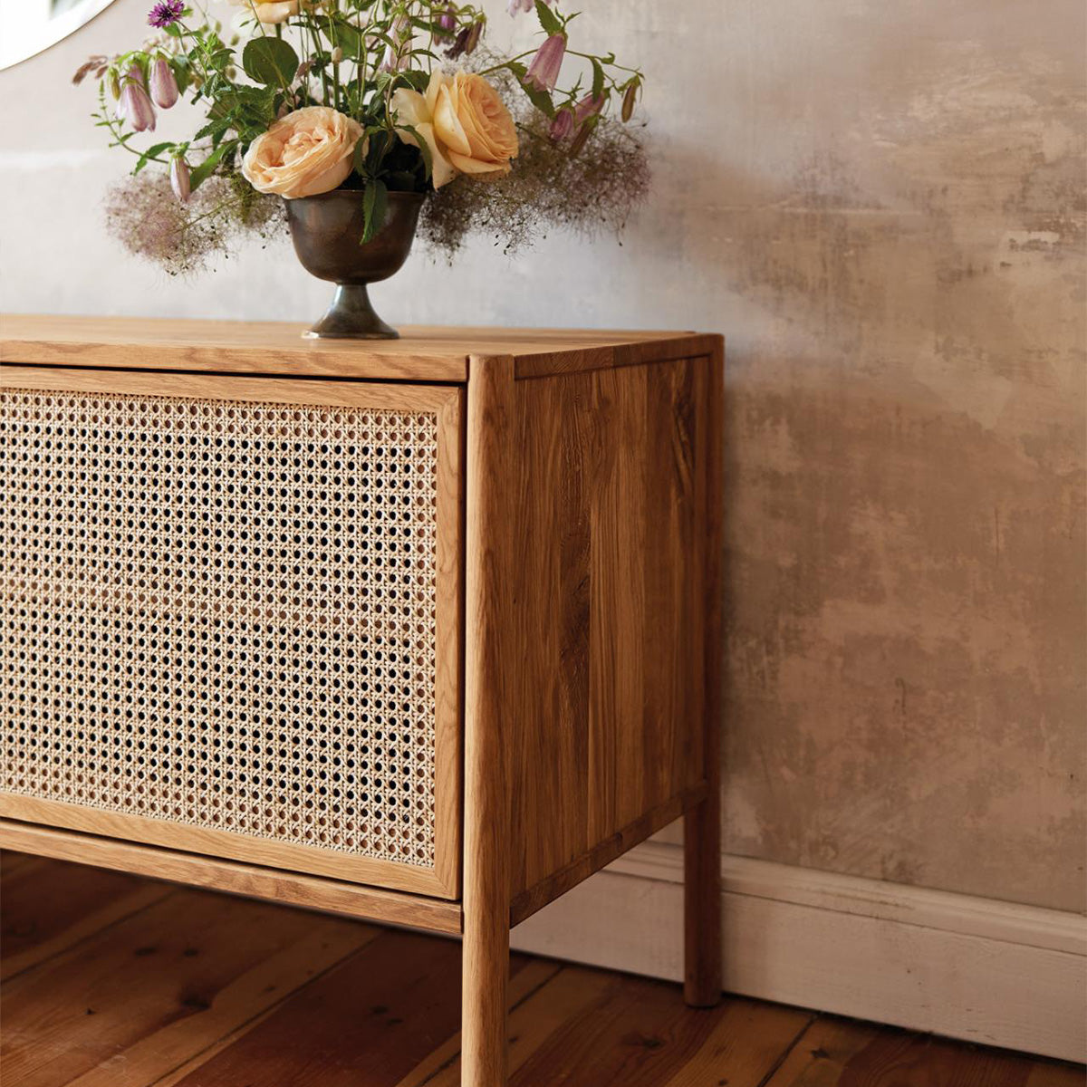 meuble-tv-204-cm-2-portes-bois-massif-hetre-et-rotin-sogno