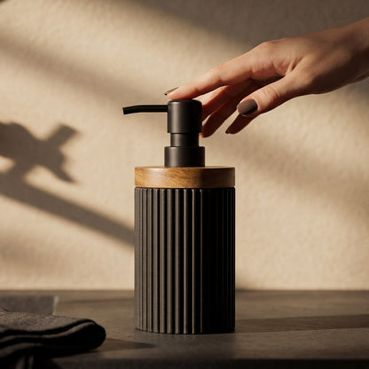 distributeur-de-savon-resine-noire-et-bois-lago